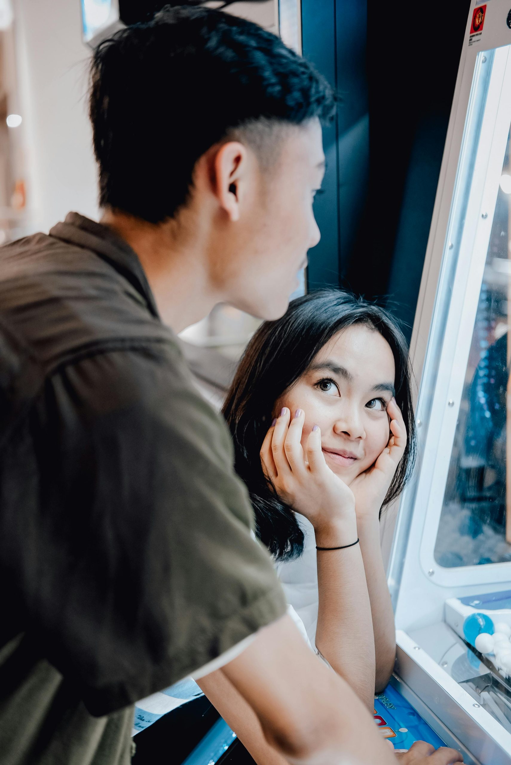 nonverbal that someone likes you. body language of someone who llikes you